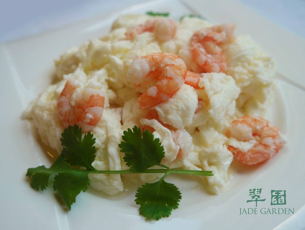 Scrambled egg white with fresh shrimps
